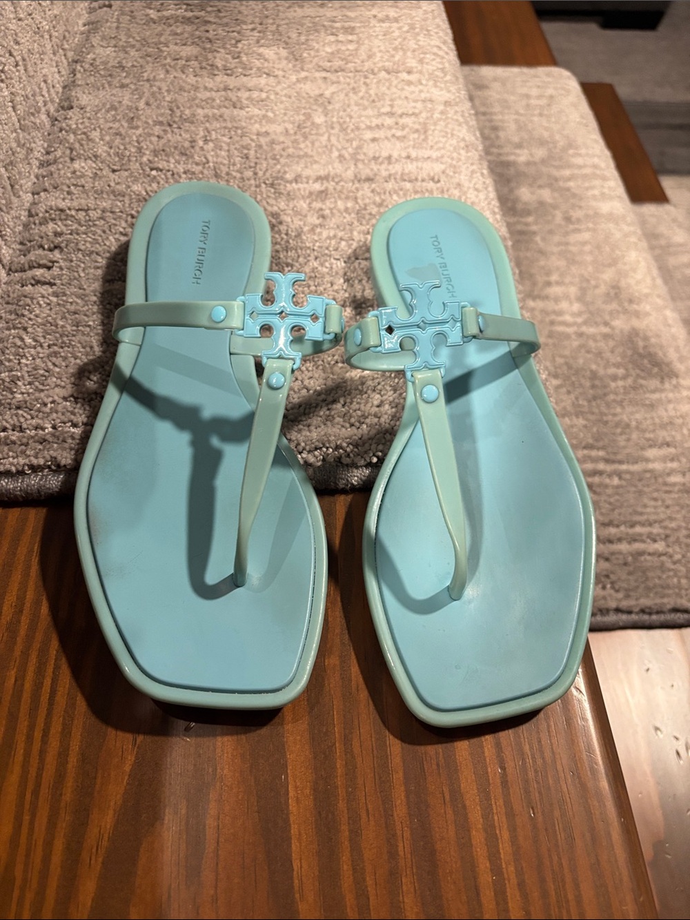 Tory Burch Aqua Logo Jelly Thong Sandals size 7 - Picture 1 of 4